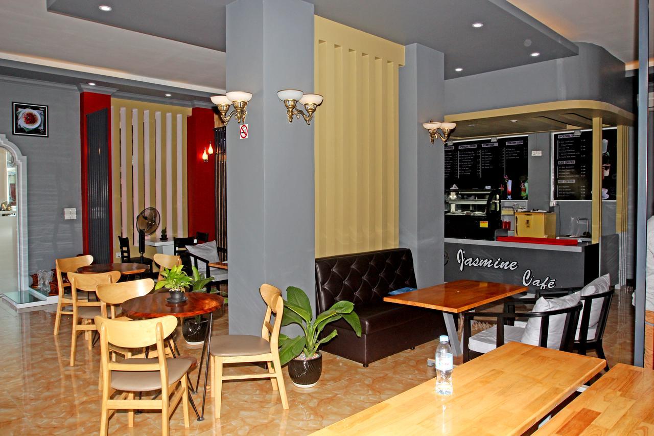Jasmine Hotel& Sky Bar Батамбанг Екстериор снимка